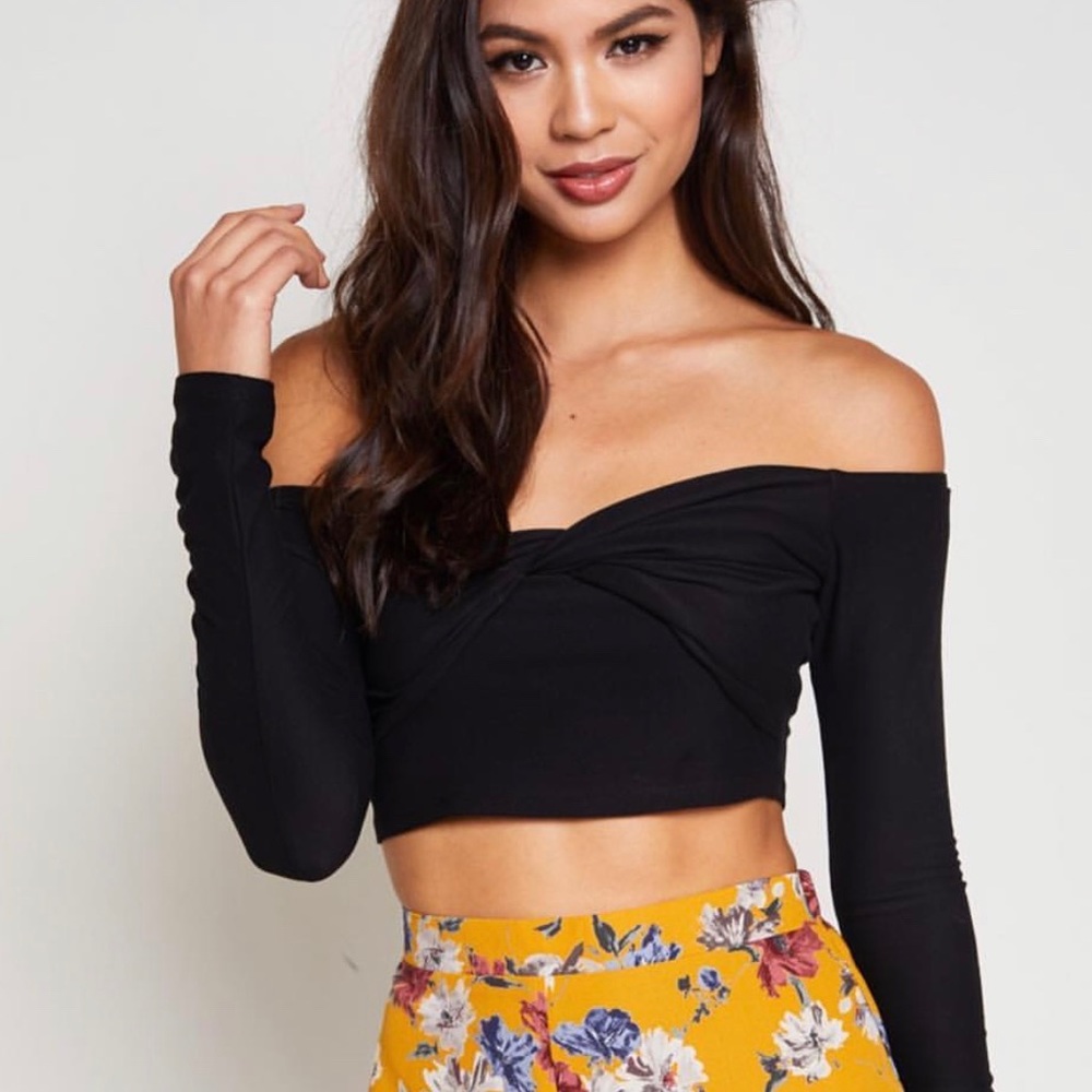 New! Black Long Sleeve Crop Top